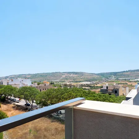 Sunny Country Views Penthouse Close To Gnejna Bay *
