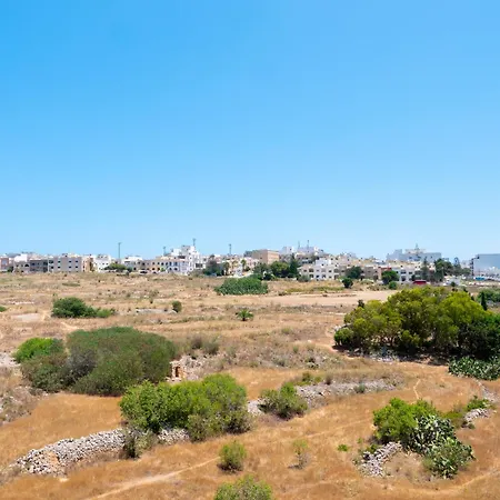 Sunny Country Views Penthouse Close To Gnejna Bay *