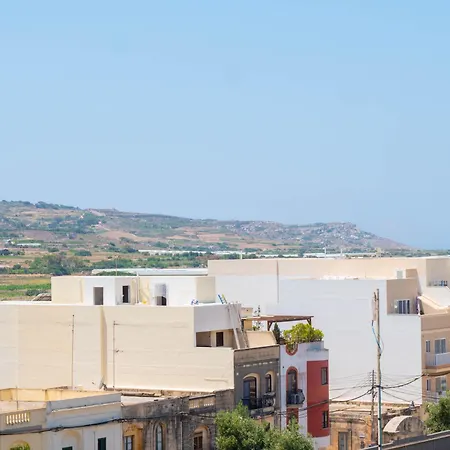 Sunny Country Views Penthouse Close To Gnejna Bay Apartment