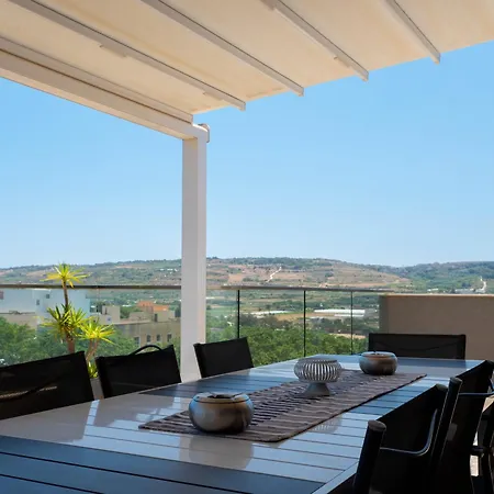 Sunny Country Views Penthouse Close To Gnejna Bay *