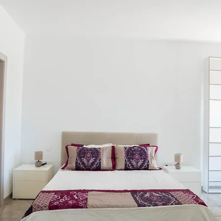 Sunny Country Views Penthouse Close To Gnejna Bay Apartment