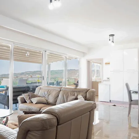 Sunny Country Views Penthouse Close To Gnejna Bay Apartment